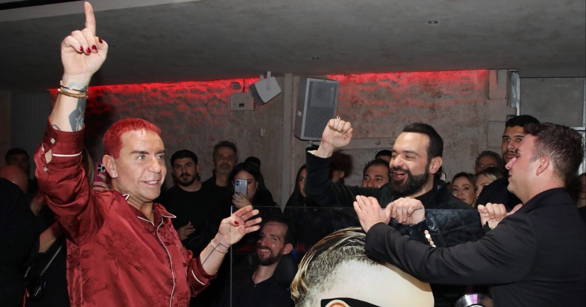 Γιώργος Μαζωνάκης: Τα τελευταία γενέθλιά του δίπλα σε φίλους και συνεργάτες, έξι μήνες πριν από τον θάνατό του