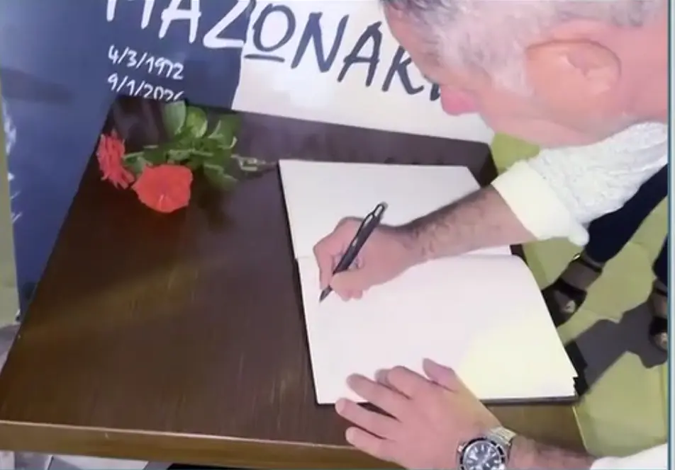 Πλήθος κόσμου συγκεντρώθηκε στο λιμάνι της Σητείας για τη βραδιά μνήμης του Γιώργου Μαζωνάκη, ενώ σήμερα γίνεται το μνημόσυνο στους Πεύκους.