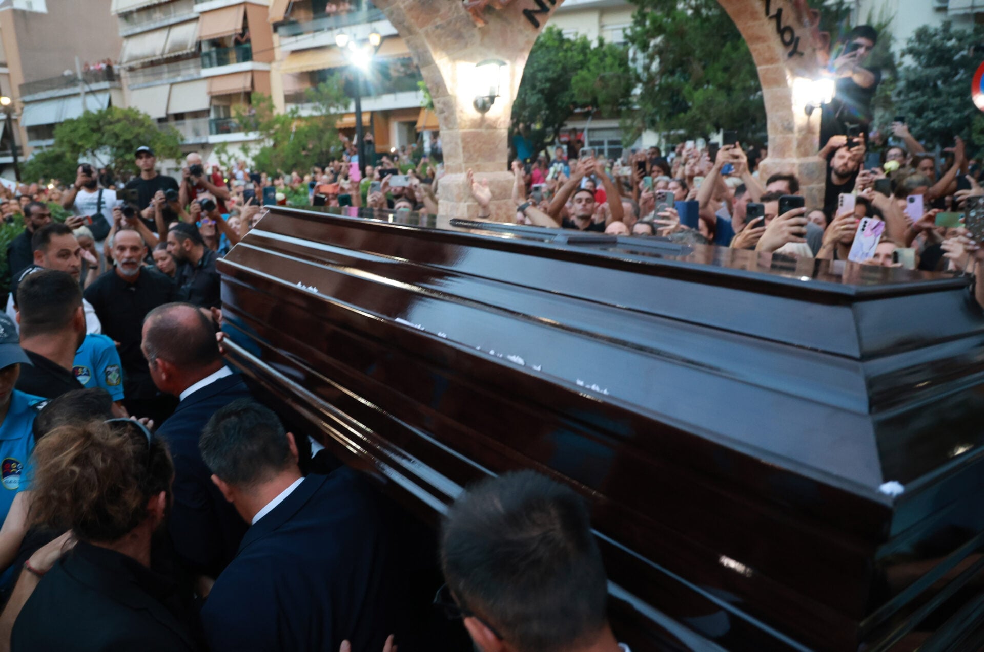 Γιώργος Μαζωνάκης: Η σορός του έφτασε στη Νίκαια με χειροκροτήματα