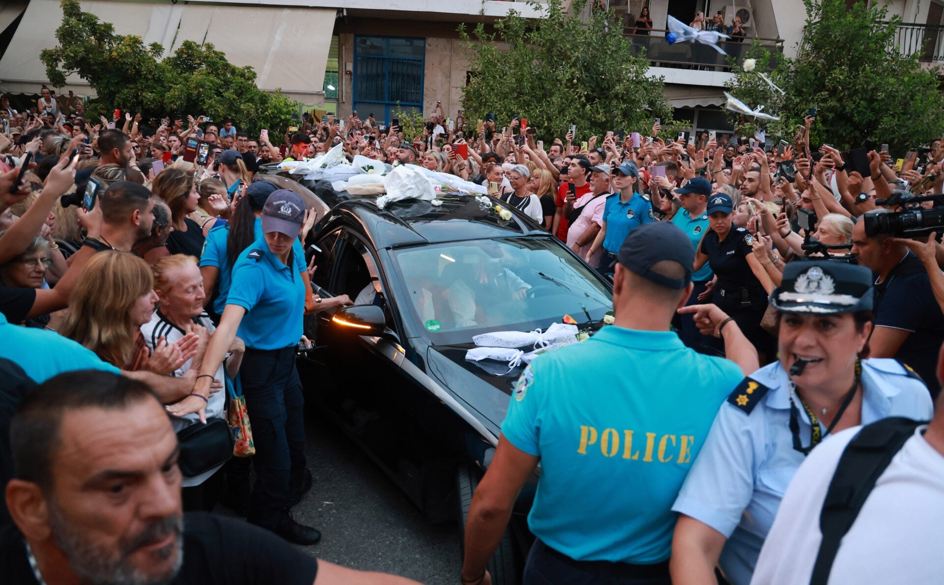 Γιώργος Μαζωνάκης: Η σορός του έφτασε στη Νίκαια με χειροκροτήματα