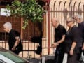 Γιώργος Μαζωνάκης: Οι γονείς του, Κλειώ και Μανώλης, στην κηδεία του στη Νίκαια – Φωτογραφίες