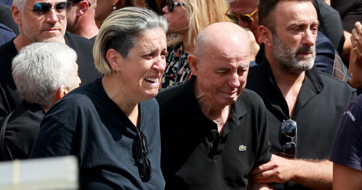 Κηδεία Γιώργου Μαζωνάκη: Σπαραγμός για την οικογένεια, τραγικές φιγούρες οι γονείς και οι αδελφές του