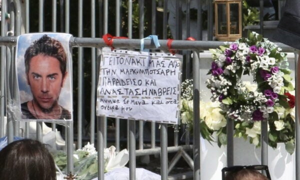 Γιώργος Μαζωνάκης: Η Σητεία είπε το δικό της «αντίο» στον τραγουδιστή – Πλήθος κόσμου στο λιμάνι