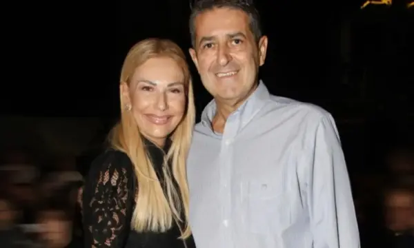 Τίνα Μεσσαροπούλου – Γιώργος Μυλωνάκης: Κοινή έξοδος και αγκαλιά στο θέατρο