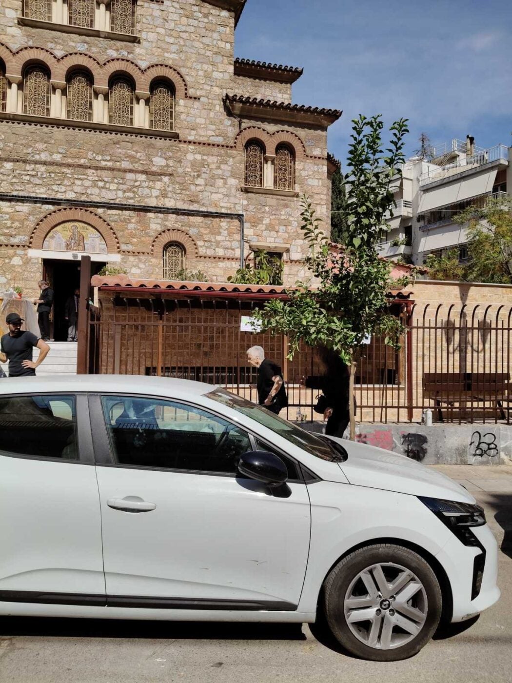 Γιώργος Μαζωνάκης: Οι γονείς του, Κλειώ και Μανώλης, στην κηδεία του στη Νίκαια – Φωτογραφίες