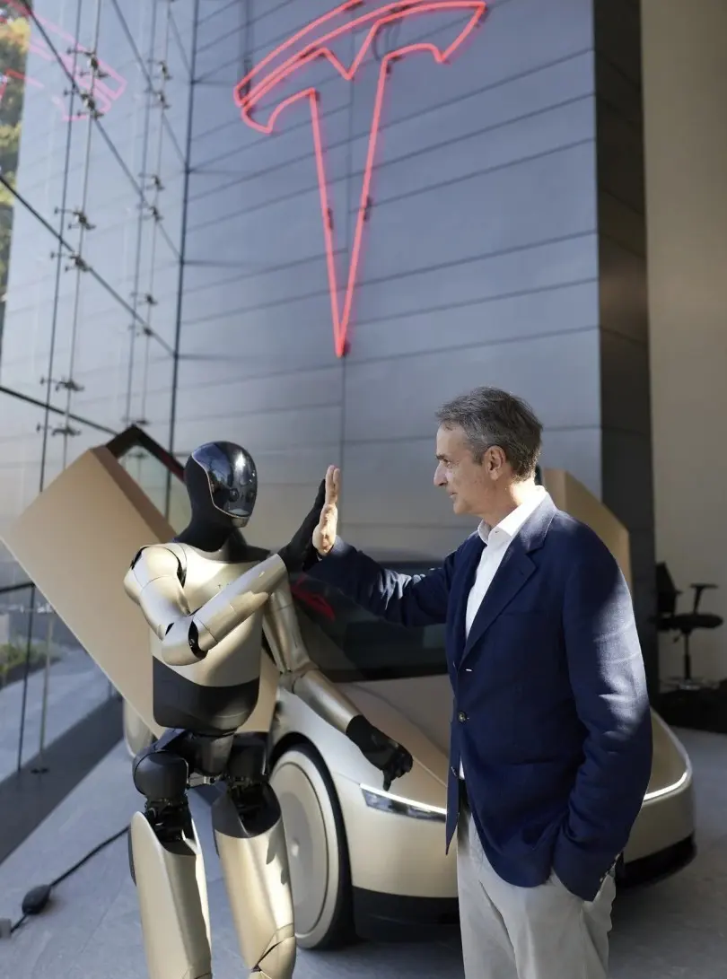 Κυριάκος Μητσοτάκης: High five με τον Optimus του Έλον Μασκ στη Silicon Valley