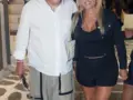 Αγκαλιά στα σοκάκια της Μυκόνου μετά από 9 χρόνια γάμου