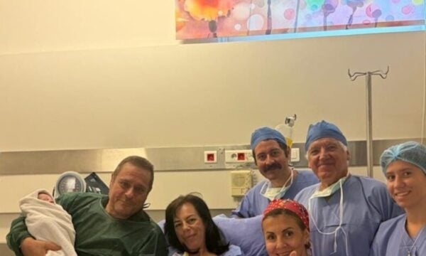 Ελληνίδα 54χρονη έγινε μητέρα από έμβρυο που είχε κρυοσυντηρήσει 22 χρόνια πριν – Πριν μερικούς μήνες ο γιος της σκοτώθηκε σε τροχαίο