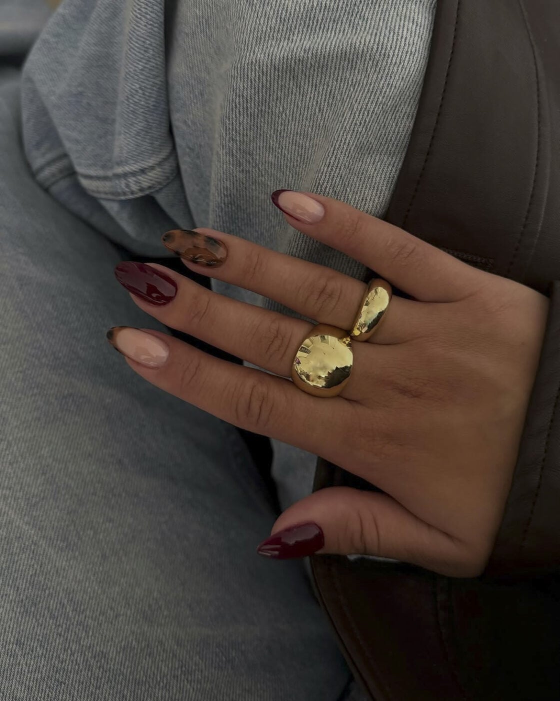 Burgundy nails: Η chic απόχρωση που θα λατρέψεις για το μανικιούρ του Οκτωβρίου
