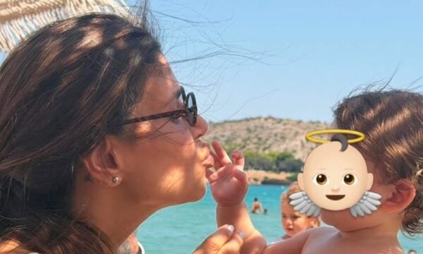 Νεσχάν Μουλαζίμ: Οι πρώτες διακοπές με την 10 μηνών κόρη της – Φωτογραφίες