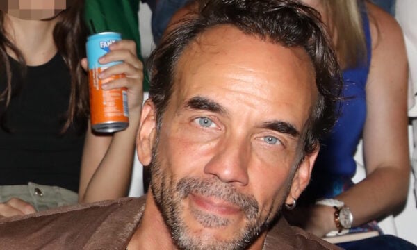Πάνος Μουζουράκης: Θεατρική έξοδος και στήριξη στη βαφτιστήρα του