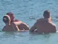 Γνωστό ζευγάρι στη Μύκονο: Φιλιά και παιχνίδια μέσα στο νερό