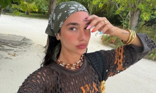 Dua Lipa: Neon french manicure στην Τζαμάικα – η pop εκδοχή της κλασικής τάσης