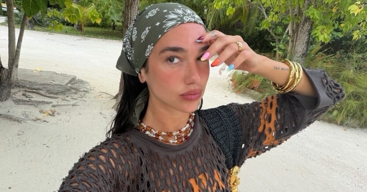 Dua Lipa: Neon french manicure στην Τζαμάικα – η pop εκδοχή της κλασικής τάσης
