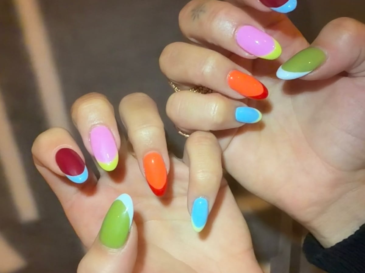 Dua Lipa: Neon french manicure στην Τζαμάικα – η pop εκδοχή της κλασικής τάσης