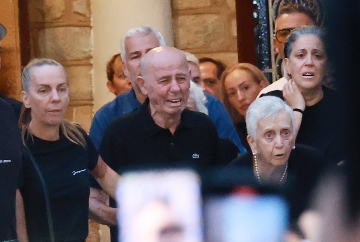 Ο Γιώργος Μαζωνάκης επέστρεψε στην παλιά του γειτονιά: Η οδύνη της οικογένειας και η συγκίνηση χιλιάδων θαυμαστών