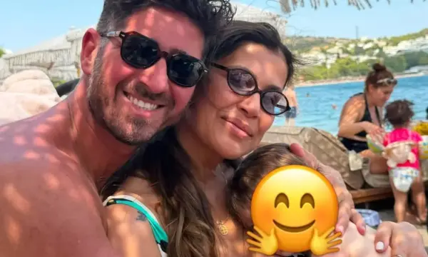 Η Νεσχάν Μουλαζίμ απολαμβάνει το πρώτο καλοκαίρι με την κόρη της