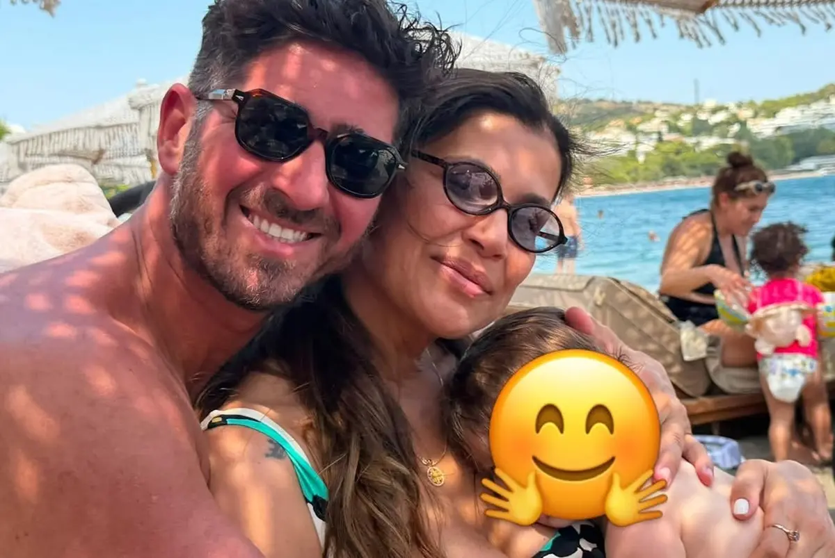 Η Νεσχάν Μουλαζίμ απολαμβάνει το πρώτο καλοκαίρι με την κόρη της
