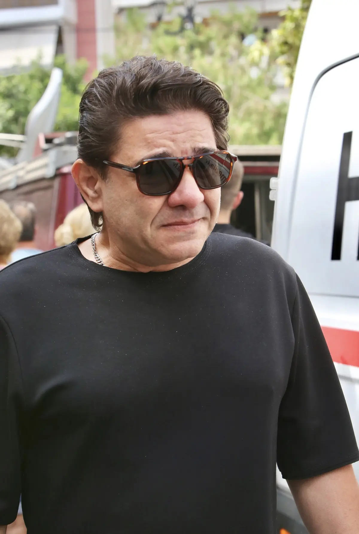 Ο Νίκος Κουρκούλης «λύγισε» στην κηδεία του Μαζωνάκη