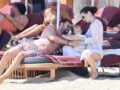 Νίκος Πολυδερόπουλος – Βαλασία Συμιακού: Παιχνίδια με τον γιο τους σε παραλία της Μυκόνου