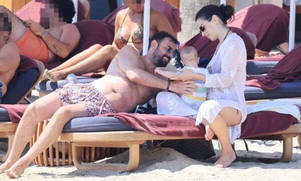 Νίκος Πολυδερόπουλος – Βαλασία Συμιακού: Παιχνίδια με τον γιο τους σε παραλία της Μυκόνου