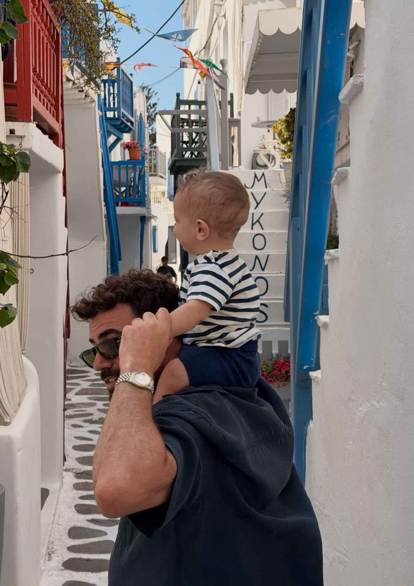 Νίκος Πολυδερόπουλος: Φωτογραφικό άλμπουμ από τις διακοπές στη Μύκονο με τον γιο του – «Ήρεμες μέρες»