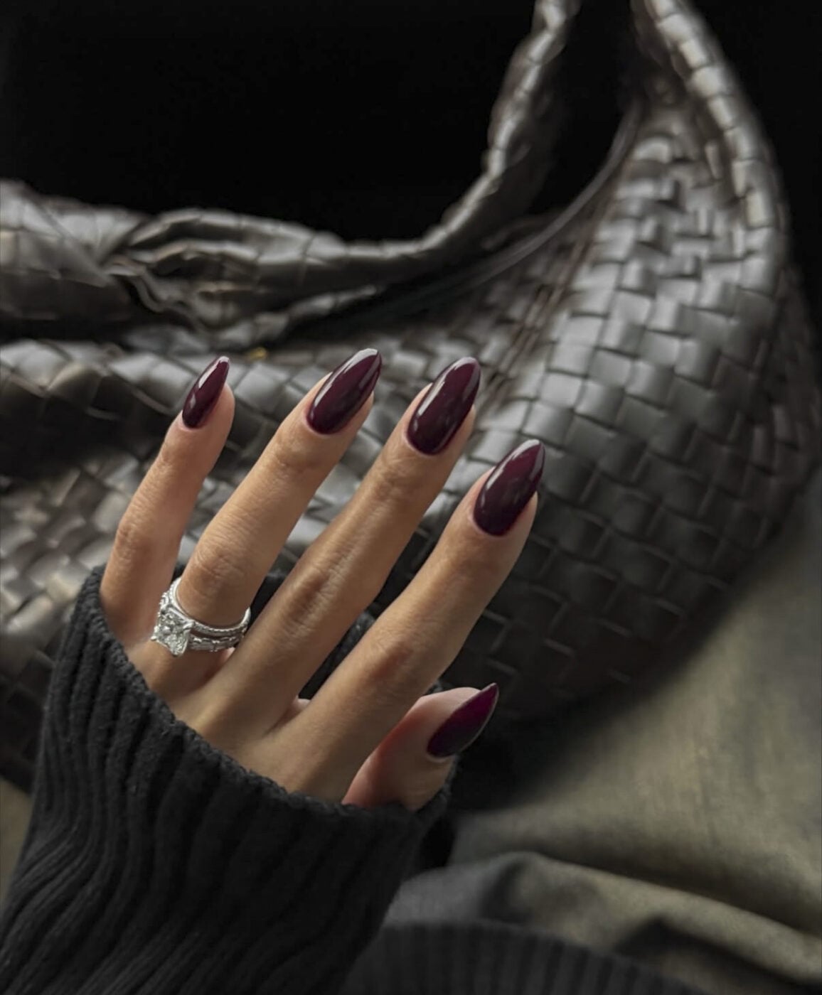 Burgundy nails: Η chic απόχρωση που θα λατρέψεις για το μανικιούρ του Οκτωβρίου