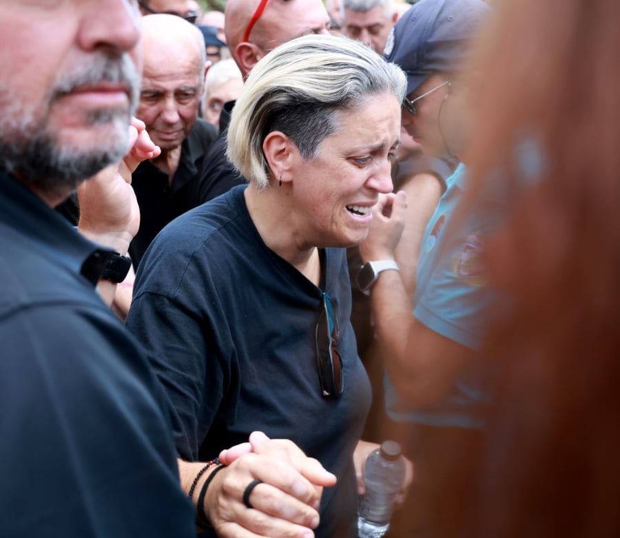 Κηδεία Γιώργου Μαζωνάκη: Σπαραγμός για την οικογένεια, τραγικές φιγούρες οι γονείς και οι αδελφές του