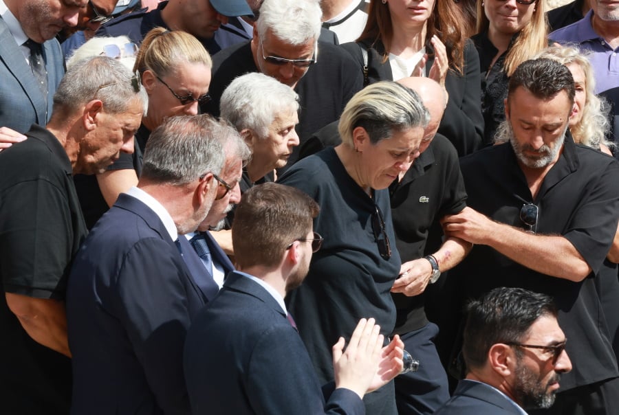 Κηδεία Γιώργου Μαζωνάκη: Σπαραγμός για την οικογένεια, τραγικές φιγούρες οι γονείς και οι αδελφές του