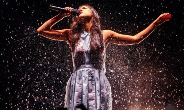 Olivia Rodrigo: Φόρεσε στη σκηνή ένα φόρεμα που διαλύθηκε