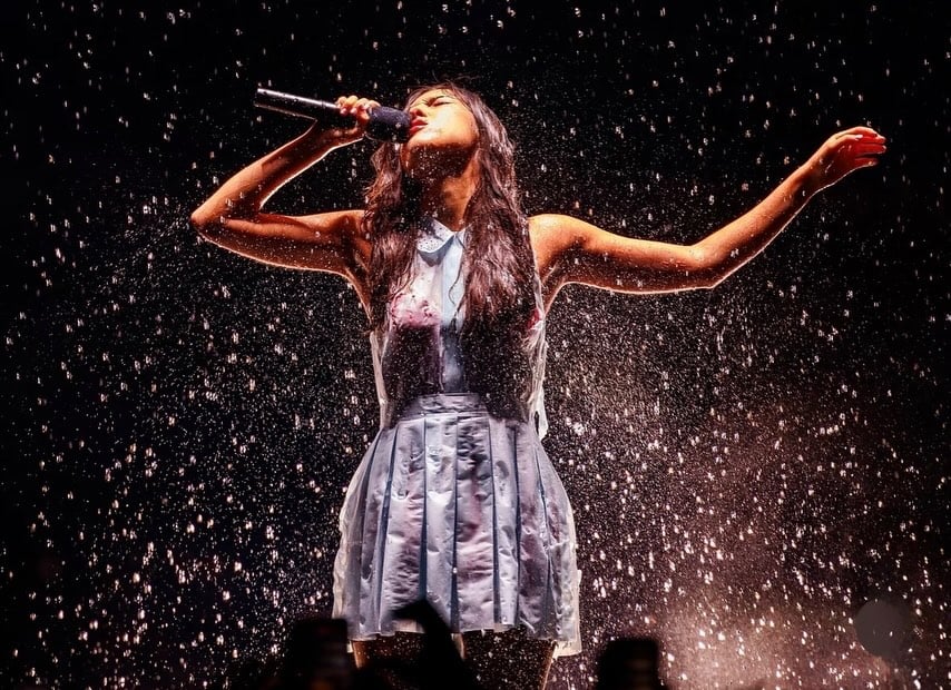 Olivia Rodrigo: Φόρεσε στη σκηνή ένα φόρεμα που διαλύθηκε
