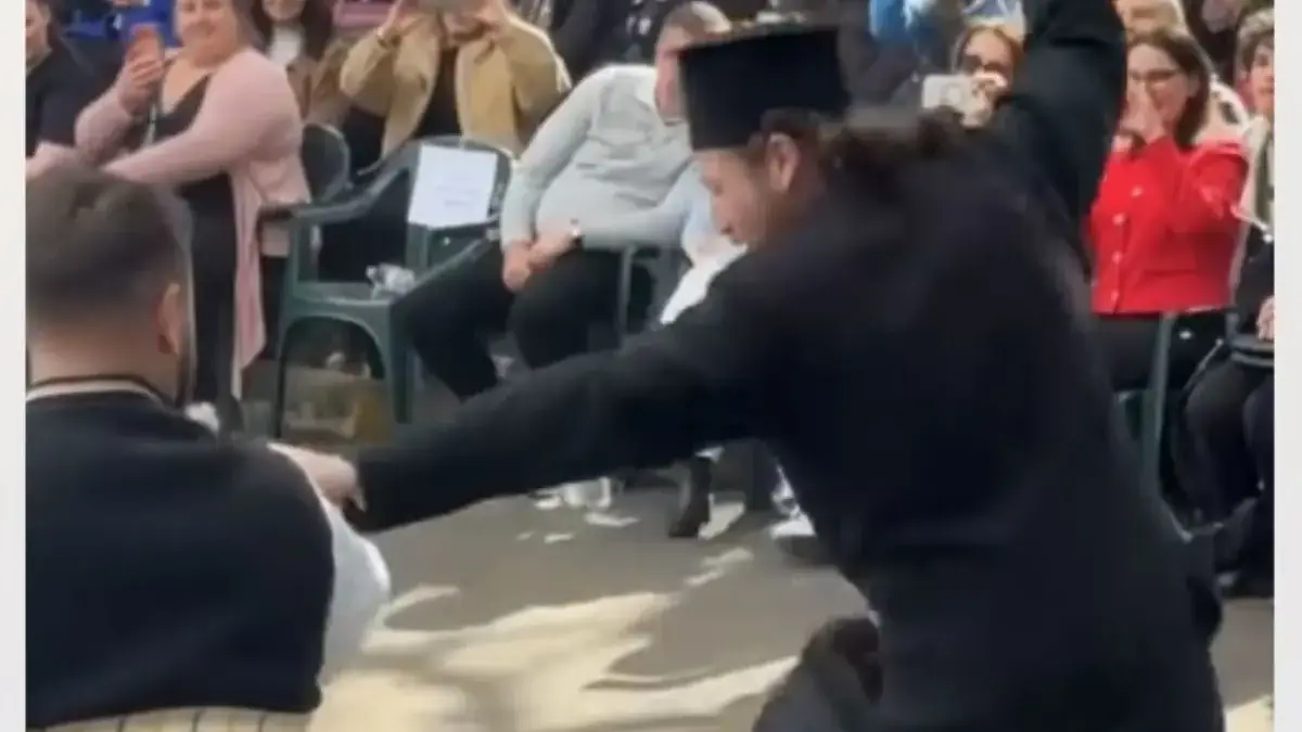 Ο πάτερ έσυρε τον χορό