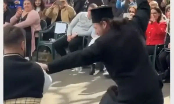 Ο πάτερ έσυρε τον χορό