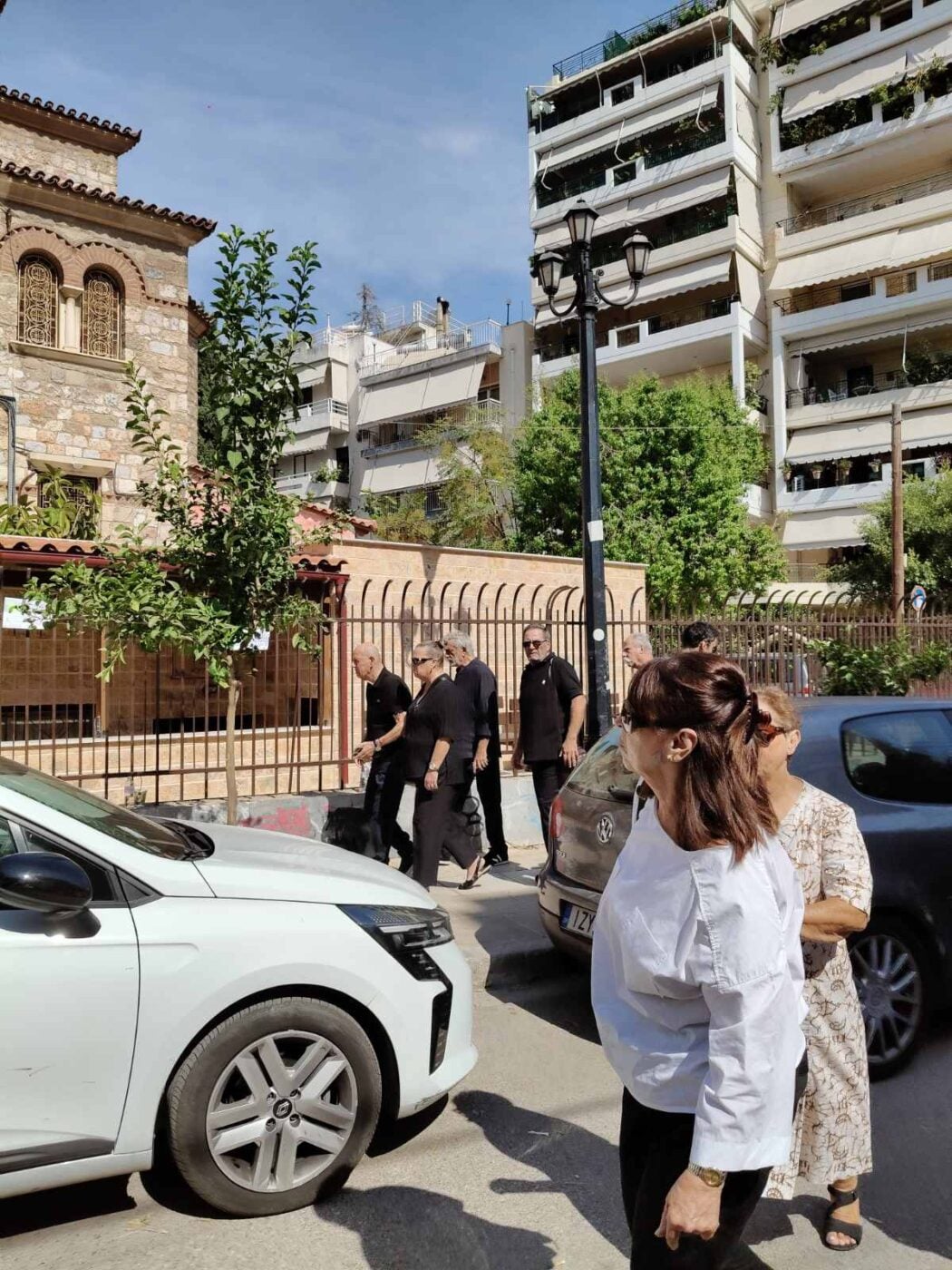 Γιώργος Μαζωνάκης: Οι γονείς του, Κλειώ και Μανώλης, στην κηδεία του στη Νίκαια – Φωτογραφίες