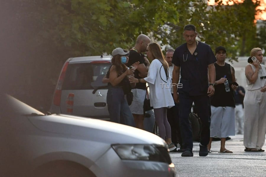 Βάσω Μαζωνάκη: Η αδελφή του Γιώργου Μαζωνάκη έξω από το νοσοκομείο