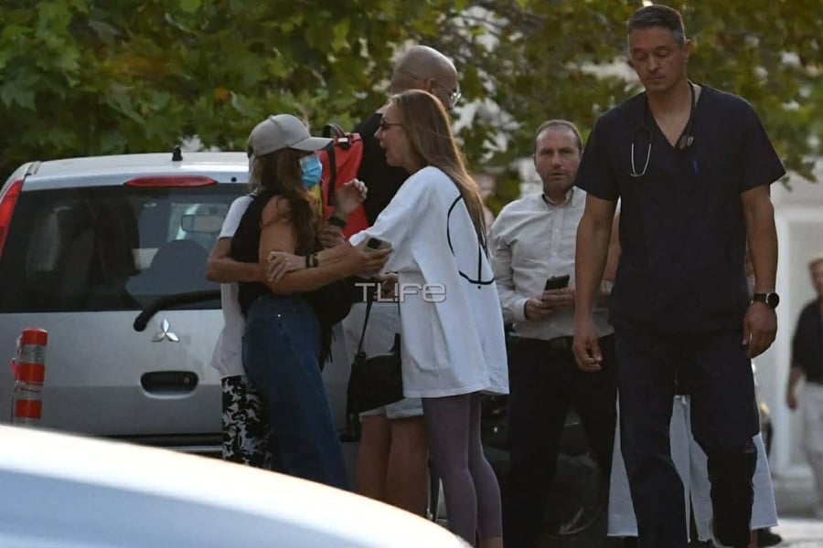 Βάσω Μαζωνάκη: Η αδελφή του Γιώργου Μαζωνάκη έξω από το νοσοκομείο