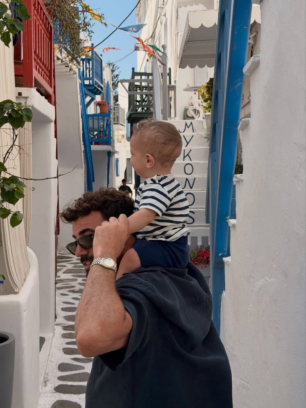Νίκος Πολυδερόπουλος: Οικογενειακές διακοπές στη Μύκονο και τρυφερές φωτογραφίες με τον γιο του