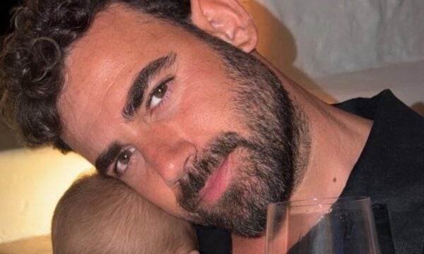 Νίκος Πολυδερόπουλος: Οικογενειακές διακοπές στη Μύκονο και τρυφερές φωτογραφίες με τον γιο του
