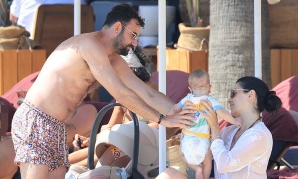 Νίκος Πολυδερόπουλος – Βαλάσια Συμιακού: Στην παραλία με τον 7 μηνών γιο τους – Φωτογραφίες