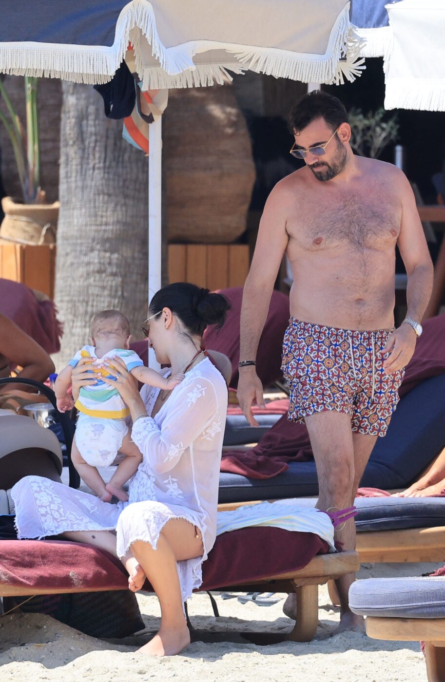 Νίκος Πολυδερόπουλος – Βαλάσια Συμιακού: Στην παραλία με τον 7 μηνών γιο τους – Φωτογραφίες