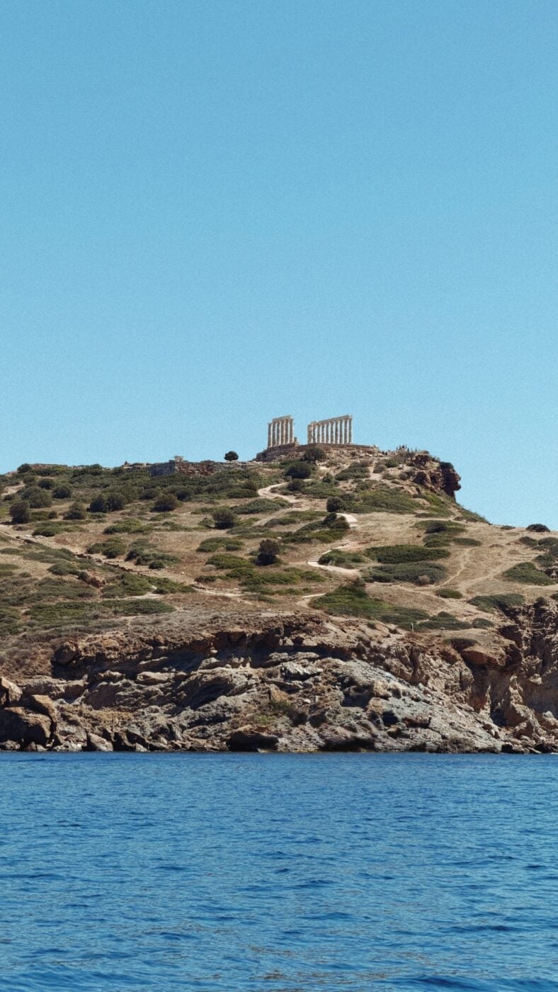 Γιώργος Καράβας – Ραφαέλα Ψαρρού: Βόλτα με σκάφος με τα παιδιά τους – Φωτογραφίες από την οικογενειακή εξόρμηση