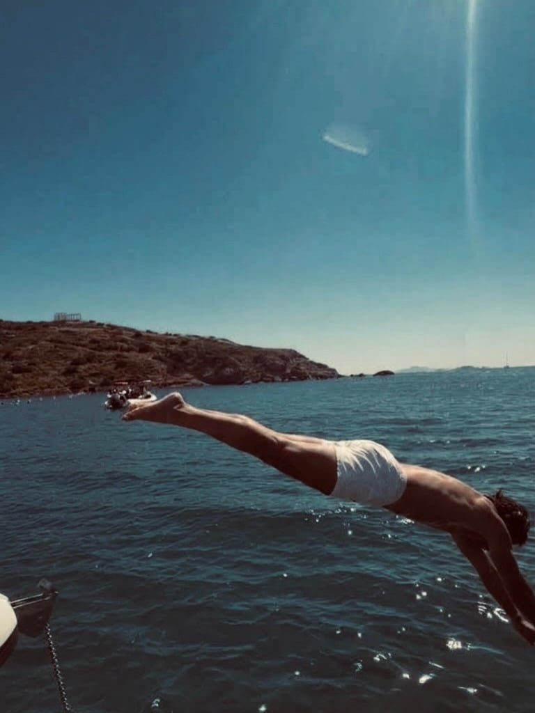 Γιώργος Καράβας – Ραφαέλα Ψαρρού: Βόλτα με σκάφος με τα παιδιά τους – Φωτογραφίες από την οικογενειακή εξόρμηση