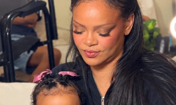 Rihanna: Η ενός έτους κόρη της εμφανίστηκε με περούκα και ρόλεϊ – «Ποιος με άφησε να κάνω κόρη;»