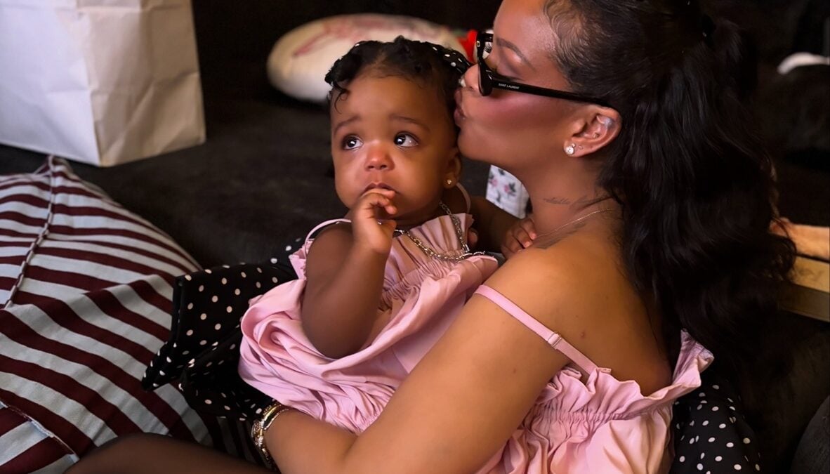 Rihanna: Ασορτί στα ροζ με τη Rockie – Μαμά και κόρη σε δημόσια εμφάνιση
