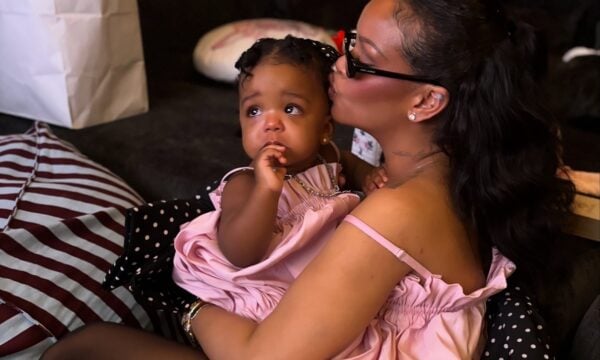 Rihanna: Ασορτί στα ροζ με τη Rockie – Μαμά και κόρη σε δημόσια εμφάνιση