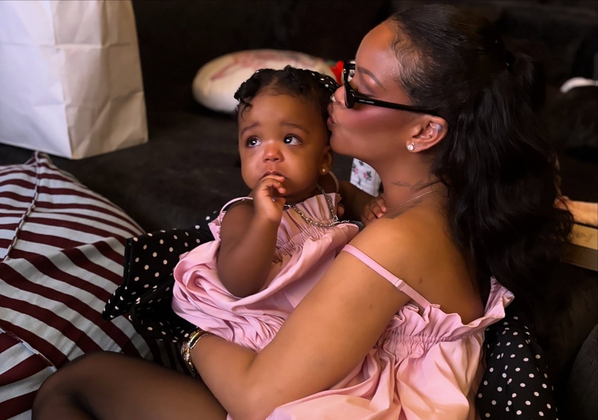 Rihanna: Ασορτί στα ροζ με τη Rockie – Μαμά και κόρη σε δημόσια εμφάνιση