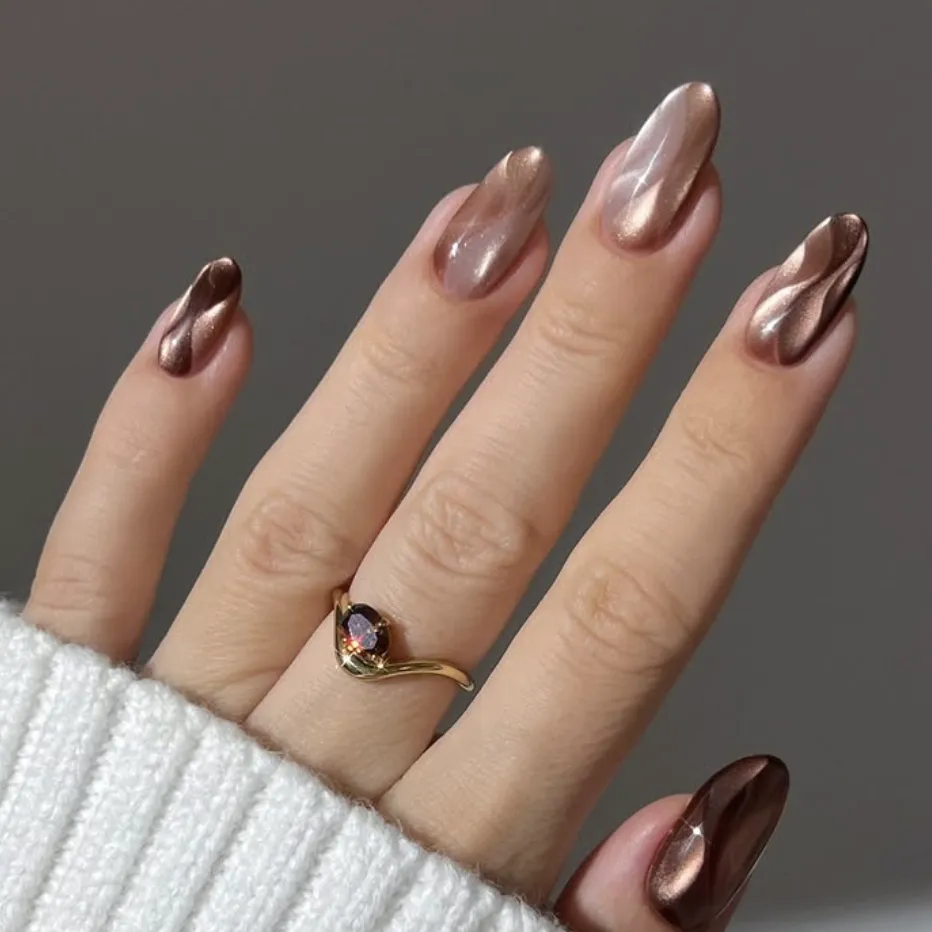 Caramel Nails: Η neutral απόχρωση που θα βλέπουμε παντού το φθινόπωρο και τον χειμώνα
