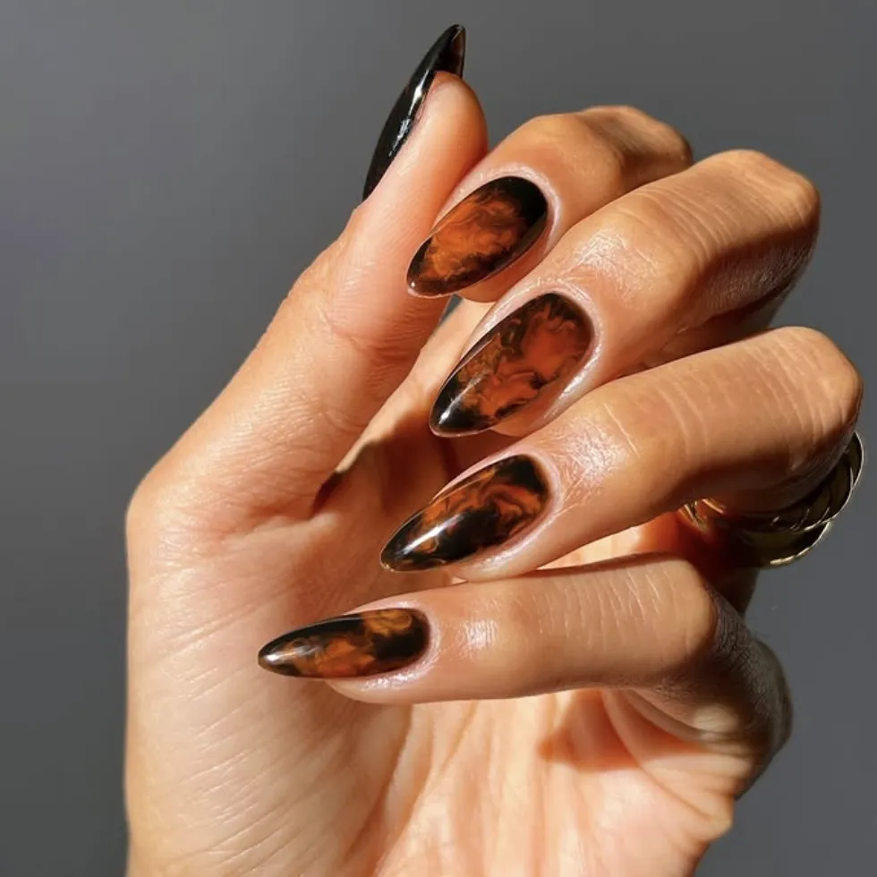 Caramel Nails: Η neutral απόχρωση που θα βλέπουμε παντού το φθινόπωρο και τον χειμώνα