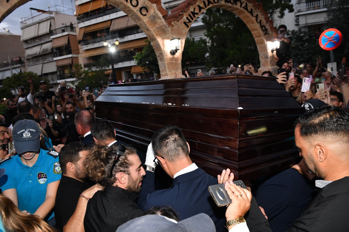 Γιώργος Μαζωνάκης: Χιλιάδες άνθρωποι έγιναν μια φωνή στην παλιά του γειτονιά – Στις 13.00 η εξόδιος ακολουθία