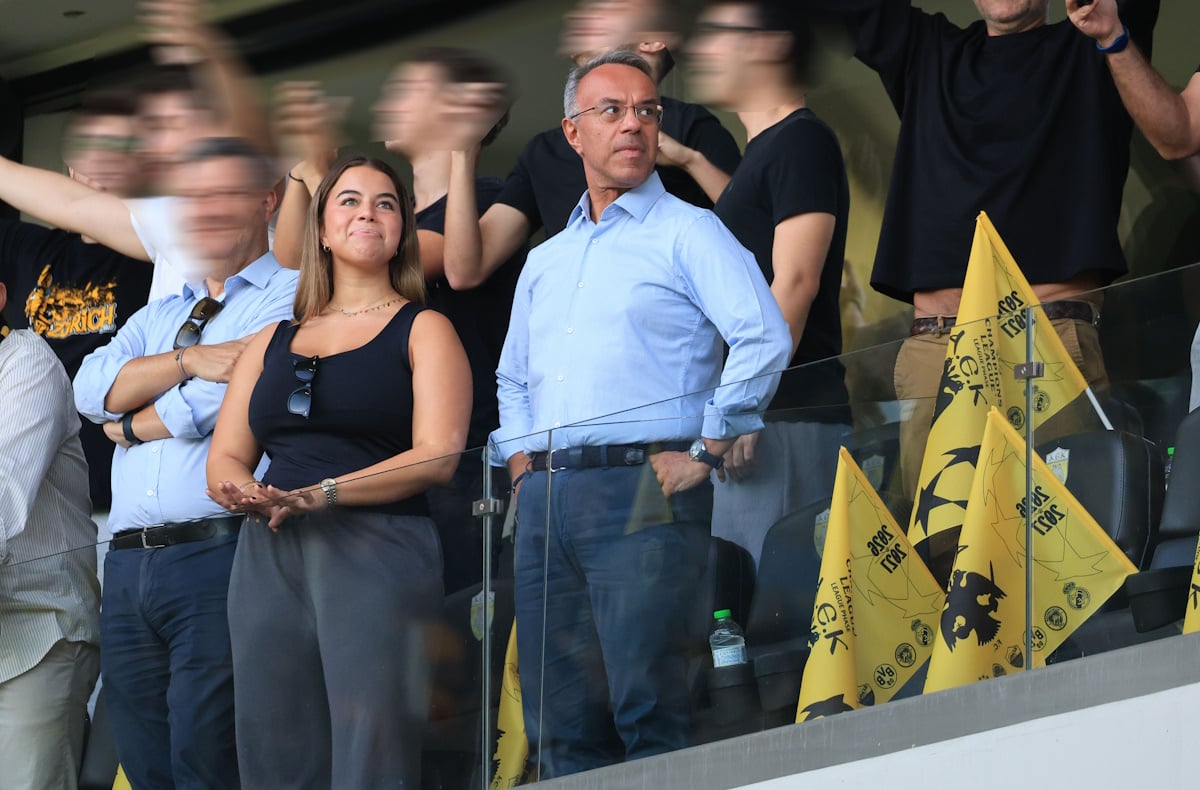 Χρήστος Σταϊκούρας: Δημόσια εμφάνιση στο γήπεδο με την κόρη του, Βάσια Σταϊκούρα